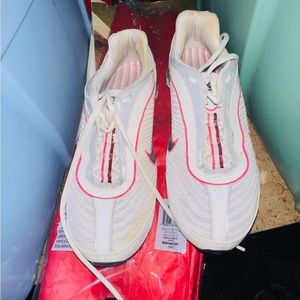 Women’s Nike 7.5 tennis shoes